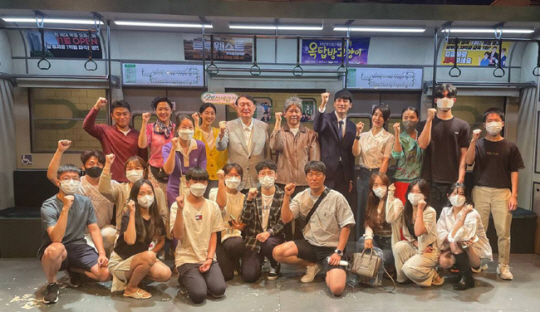 윤석열 대통령과 부인 김건희 여사가 3일 오후 서울 대학로 한 극장에서 연극 ‘2호선 세입자’를 관람한 뒤 출연진 등과 기념촬영을 하고 있다. 연합뉴스