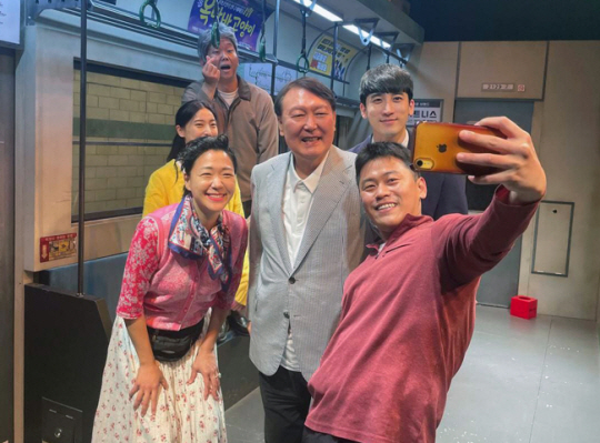 윤석열 대통령이 3일 오후 서울 대학로 한 극장에서 연극 ‘2호선 세입자’를 관람한 뒤 출연진과 기념촬영을 하고 있다. 연합뉴스