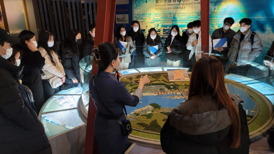 2020년 경기 평택시 포승읍 일원 평택항 홍보관에서 해운물류 청년취업 아카데미 수강생들이 항만 시설에 대한 설명을 듣고 있다. 경기평택항만공사 제공