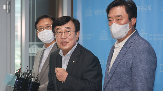 전국위원회 의장을 맡고 있는 서병수(가운데) 국민의힘 의원이 3일 오후 국회 소통관에서 당 비상대책위원회 구성을 위한 전국위 소집 관련 브리핑을 한 뒤 기자들의 질문에 답하고 있다. 연합뉴스