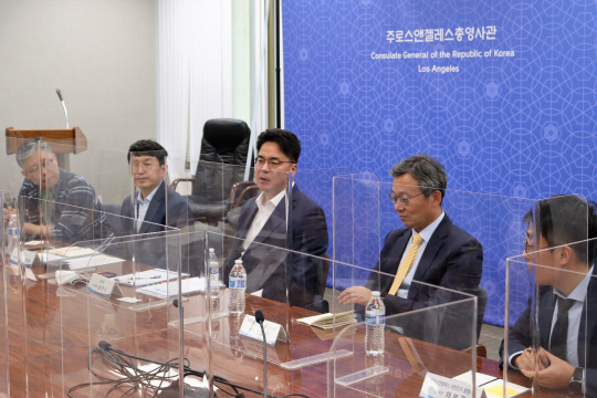 윤태식 관세청장(왼쪽 세번째)이 3일(현지시간) 미국 캘리포니아주 로스앤젤레스(LA) 대한민국 총영사관에서 열린 현지 진출 우리기업과 간담회에서 발언하고 있다. 관세청 제공