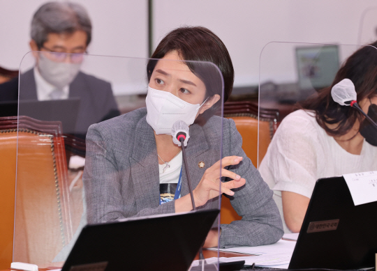 고민정 더불어민주당 의원이 지난 1일 국회에서 열린 외교통일위원회 전체회의에서 질의하고 있다. 공동취재사진