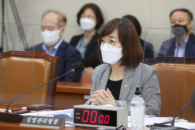 백경란 질병관리청장이 지난 2일 국회에서 열린 보건복지위원회 전체회의에서 질의에 답변하고 있다. 국회사진기자단