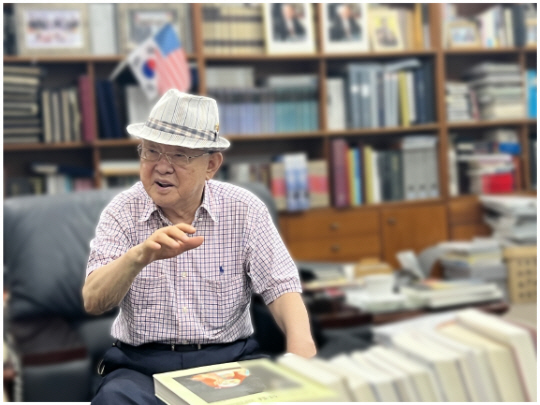 ㈜에넥스 박유재 명예회장은 지난달 28일 가진 문화일보와의 인터뷰에서 "건강 유지의 요체는 운동보다 중요한 것이 마음 관리"라고 강조했다.