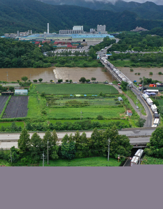 3일 강원 홍천군 하이트진로 강원공장 입구에서 민주노총 화물연대 하이트진로 지부가 출입 도로를 차단하고 농성을 벌이고 있다. 화물연대는 4일에도 같은 방식으로 시위를 이어가 맥주 출고에 차질이 발생하고 있다.  연합뉴스