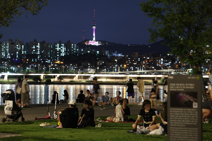 열대야가 이어진 4일 밤 서울 서초구 반포 한강공원에서 시민들이 더위를 식히고 있다. 연합뉴스
