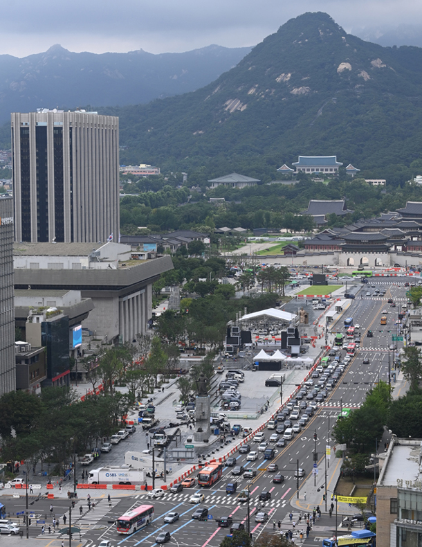 서울 광화문광장 재개장을 하루 앞둔 5일 막바지 정리작업이 한창 진행되고 있다. 광화문광장은 기존 대비 2배 이상 넓어진 녹지 공간으로 다시 돌아온다. 신창섭 기자