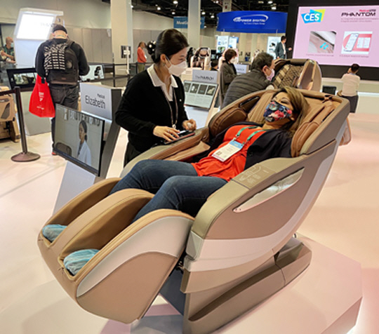 지난 1월 미국 라스베이거스에서 열린 국제전자제품박람회(CES) 2022에서 현지 고객이 안마의자를 체험하고 있다.  바디프랜드 제공