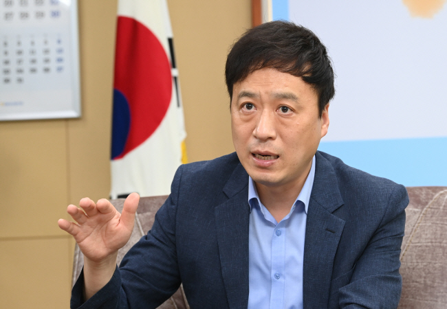 정성국 신임 한국교원단체총연합회 회장이 지난달 26일 서울 서초구 교총 회장실에서 가진 문화일보와의 인터뷰에서 초등학교 입학 연령 하향 등 최근 교육정책 현안과 교총의 역점 사업에 대해 설명하고 있다.  김호웅 기자