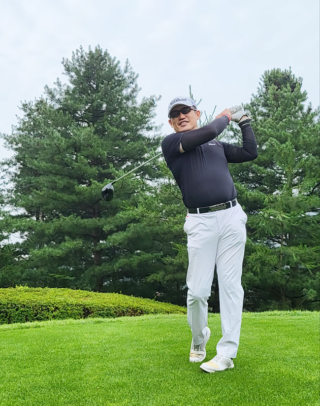 송진웅 신한이지손해보험 보험업무팀장이 지난달 23일 강원 원주의 오크밸리컨트리클럽에서 라운드를 앞두고 드라이버 연습 스윙을 하고 있다. 송진웅 팀장 제공