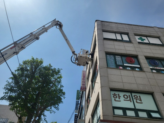 5일 경기 이천시 관고동 상가 학산빌딩에서 불이 나면서 소방관들이 굴절사다리차를 이용해 건물 4층 병원에서 치료 중이던 환자 구조를 하고 있다. 경기도 소방재난본부