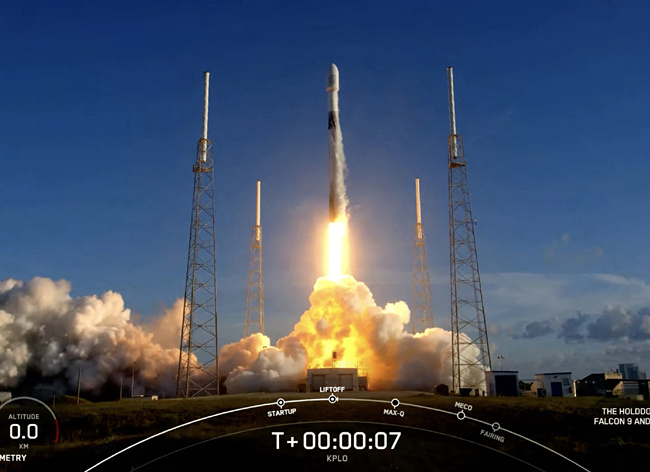 한국의 첫 달 탐사 궤도선 ‘다누리’(KPLO·Korea Pathfinder Lunar Orbiter)가 실린 미 민간 우주개발업체 스페이스X의 팰컨-9 발사체가 5일 오전 8시 8분(미국 동부시간 4일 오후 7시 8분) 미국 플로리다 케이프커내버럴의 우주군 기지 40번 발사대에서 발사되고 있다. AFP·연합뉴스, 스페이스X 제공