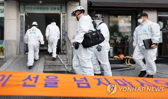5일 오후 환자와 간호사 등 5명이 사망한 경기도 이천시 관고동 병원 건물 화재 현장에서 소방과 국과수 등 관계자들이 합동 감식을 위해 들어가고 있다. 연합뉴스