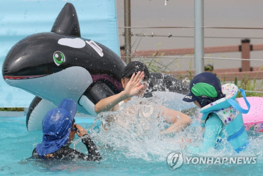 전국 곳곳에 폭염주의보와 폭염경보가 내려진 지난 4일 오후 서울 영등포구 양화 물놀이장을 찾은 한 가족이 물놀이를 하고 있다. 연합뉴스