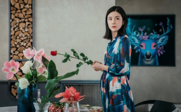 드라마 ‘마인’에서 이보영 배우가 꽃과 그림이 있는 방에서 열연을 펼치고 있다. tvN 스틸.