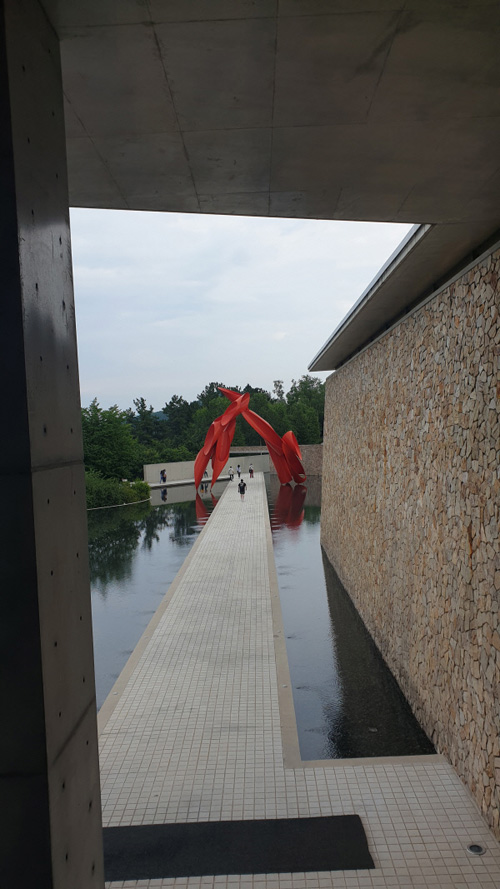 뮤지엄 산의 워터가든을 미술관 쪽에서 바라본 모습.