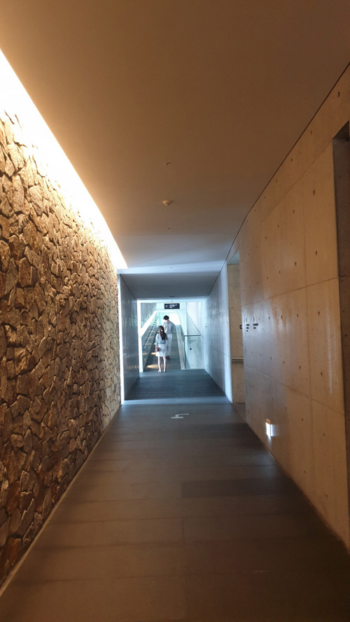 뮤지엄 산의 미술관 복도는 자연석과 노출 콘크리트의 조화를 이룬다.