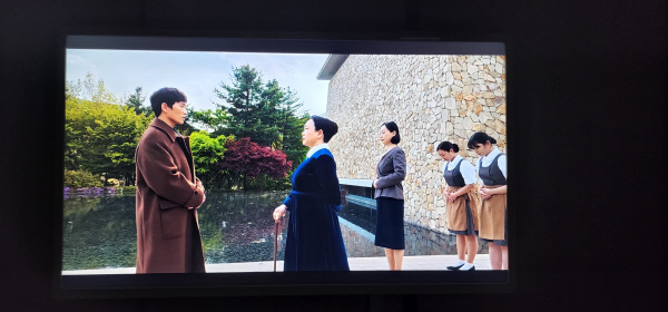 드라마 ‘아다마스’에서 주인공 역을 맡은 지성(왼쪽) 배우가 극중 저택의 집사를 만나는 장면. tvN 캡처.