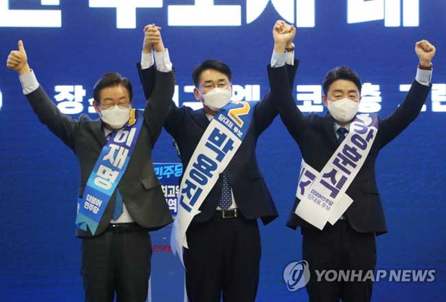 (대구=연합뉴스) 더불어민주당의 8·28 전당대회 지역 순회 경선 첫날인 6일 대구 엑스코에서 열린 대구·경북 합동연설회에서 이재명(왼쪽부터), 박용진, 강훈식 당 대표 후보들이 포즈를 취하고 있다. 2022.8.6