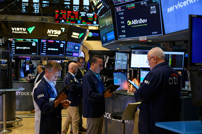 지난 5일(현지시간) 미국 뉴욕증권거래소(NYSE)에서 트레이더들이 일하고 있다. AFP 연합뉴스