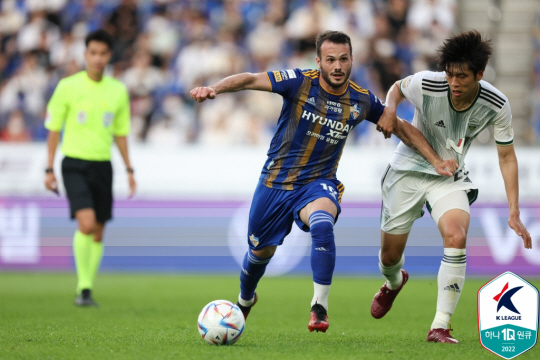 울산 현대의 바코(왼쪽)와 전북 현대의 류재문이 지난 6월 19일 울산문수축구경기장에서 몸싸움을 벌이고 있다. 한국프로축구연맹 제공