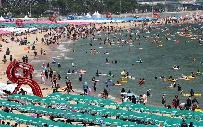 폭염 속 입추를 맞은 7일 부산 해운대해수욕장이 피서객들로 붐비고 있다. 기상청은 다음주 중부지방에 장마급 폭우가 내릴 것으로 내다봤다. 뉴시스