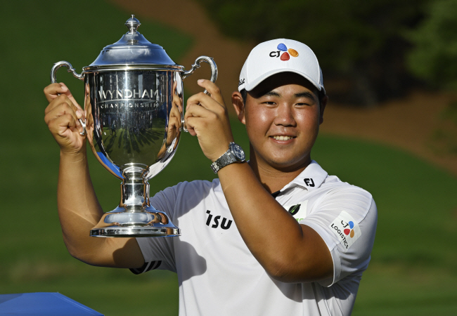 김주형이 8일 오전(한국시간) 미국 노스캐롤라이나주 그린즈버러의 세지필드컨트리클럽에서 PGA투어 윈덤챔피언십 우승 트로피를 든 채 환하게 웃고 있다.  AFP연합뉴스