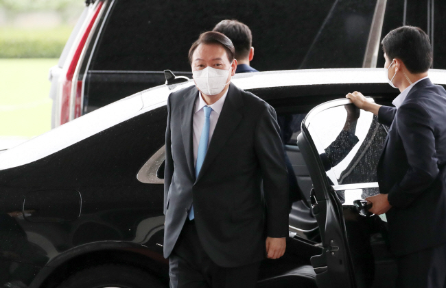 윤석열 대통령이 여름 휴가를 마치고 8일 오전 서울 용산 대통령실 청사로 출근하고 있다. 윤 대통령은 이날 도어스테핑에서 최근 지지율 하락과 관련한 취재진 질문에 “늘 초심을 지키면서 국민의 뜻을 잘 받들겠다”고 답했다. 연합뉴스