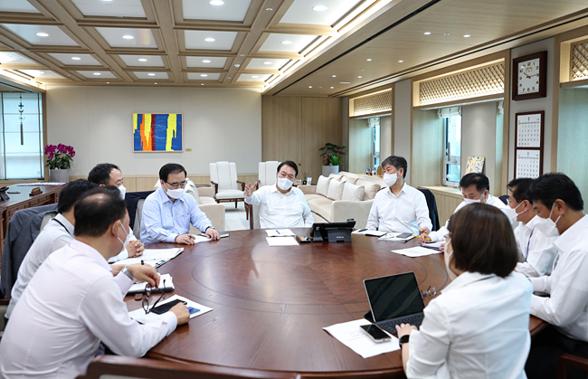 윤석열 대통령이 8일 오전 서울 용산 대통령실 청사에서 수석비서관회의를 주재하고 김대기(왼쪽부터 시계방향 여섯 번째) 비서실장과 김성한(〃네 번째) 국가안보실장 등과 국정운영 쇄신 방향을 논의하고 있다.
