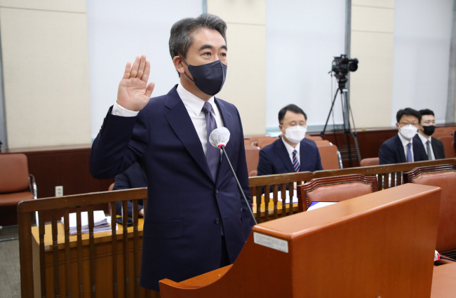윤희근 경찰청장 후보자가 8일 오전 여야가 행정안전부 경찰국 신설을 놓고 치열한 공방을 벌인 국회 행정안전위원회 인사청문회에 참석해 선서하고 있다. 국회사진기자단