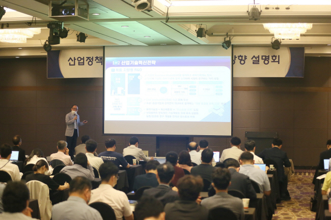 한국산업기술평가관리원(KEIT)이 지난달 14일 서울 서초구 더케이 호텔에서 개최한 ‘산업정책 및 산업 연구·개발(R&D) 과제기획방향’ 설명회에서 참석자들이 산업기술 혁신전략에 대해 듣고 있다.   산업기술평가관리원 제공