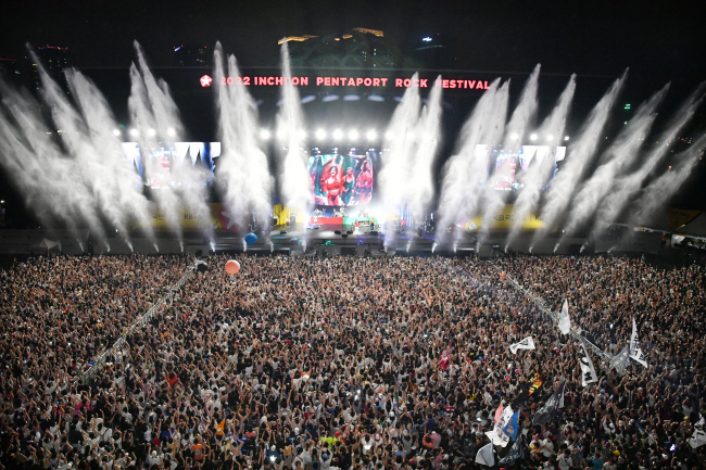 인천 송도 달빛축제공원에서 3년 만에 대면 행사로 열린 ‘인천 펜타포트 락 페스티벌’에서 지난 6일 밴드 잔나비가 공연을 펼치고 있다. 관객들은 깃발을 흔들고 노래를 따라 부르며 페스티벌을 즐겼다.   2022 인천 펜타포트 락 페스티벌 제공