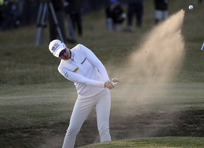 전인지가 8일 오전(한국시간) 스코틀랜드 이스트로디언의 뮤어필드에서 열린 LPGA투어 AIG여자오픈 연장 4차 18번 홀에서 벙커샷을 시도하고 있다. AP 연합뉴스