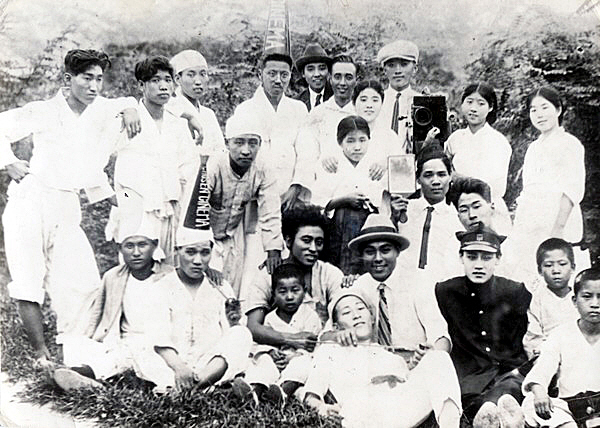 1926년 영화 ‘아리랑’을 만든 나운규가 배우, 제작진과 함께 기념촬영을 하고 있다. 앞줄에 아이를 안고 있는 사람이 나운규.  자료사진