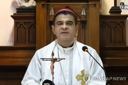 5일(현지시간) 니카라과 경찰에 집이 포위돼 화상으로 미사 집전하는 알바레스 주교. AFP 연합뉴스