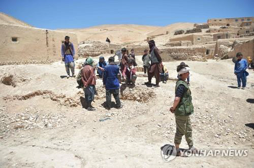 아프간 바미얀주의 임시 주거시설에 머무는 난민. AFP 연합뉴스