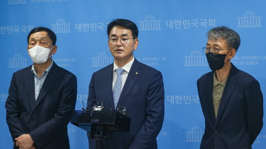 더불어민주당 당대표 선거 본선 후보 3인에 올라 있는 박용진(가운데) 의원이 8일 서울 영등포구 국회 소통관에서 ‘사당화 방지’ 관련 기자회견을 한 뒤 취재진 질문을 받고 있다. 국회사진기자단