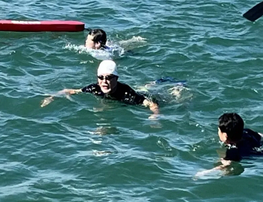 제주 표선해수욕장에서 하얀 수영모를 쓰고 해수욕을 즐기고 있는 문재인 전 대통령. 문 전 대통령 인스타그램 캡처