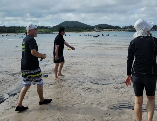 제주 표선해수욕장에서 해변용 복장으로 이동하고 있는 문재인 전 대통령. 문 전 대통령 인스타그램 캡처