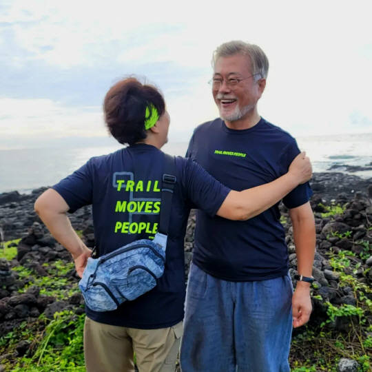 제주 올레길 4코스 트레킹 중 기념촬영을 하고 있는 문재인 전 대통령과 부인 김정숙 여사. 문 전 대통령 인스타그램 캡쳐.