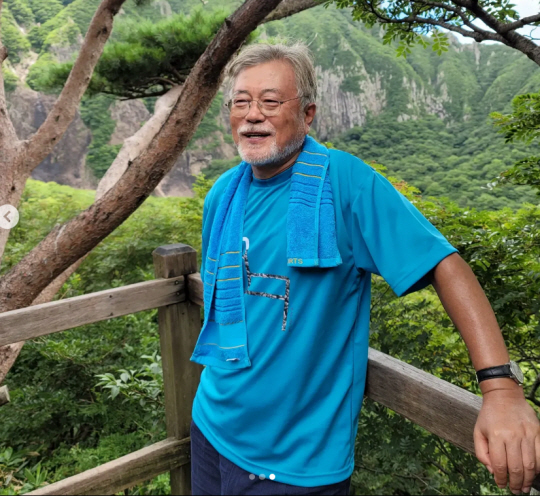 제주 한라산 영실코스에서 산행을 하다 휴식을 취하고 있는 문재인 전 대통령. 문 전 대통령 인스타그램 캡처