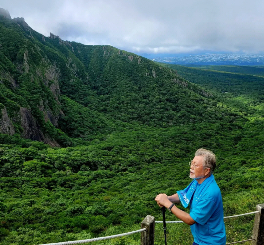 제주 한라산 영실코스에서 산행을 하다 휴식을 취하고 있는 문재인 전 대통령. 문 전 대통령 인스타그램 캡처