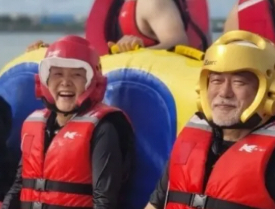 제주 표선해수욕장에서 해양레포츠를 즐기고 있는 문재인 전 대통령과 부인 김정숙 여사. 문 전 대통령 인스타그램 캡처