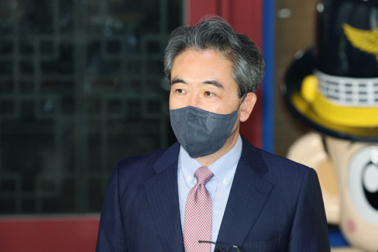 윤희근 경찰청장 후보자가 지난달 25일 서울 서대문구 경찰청에서 퇴근하며 취재진의 질문에 답하고 있다. 연합뉴스