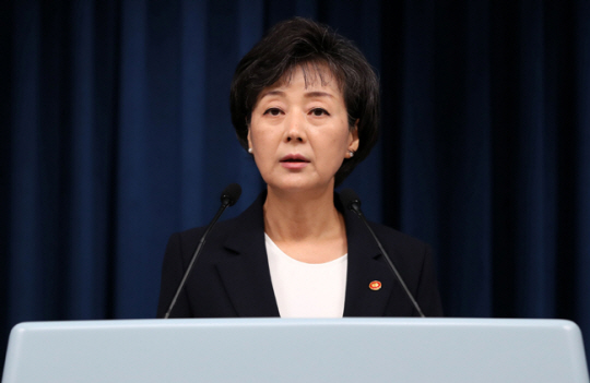 박순애 부총리 겸 교육부 장관이 지난달 29일 서울 용산 대통령실 청사 브리핑룸에서 초등학교 입학 연령을 만 6세에서 만 5세로 낮추는 학제개편안 추진을 주요 내용으로 한 교육부 업무보고 내용을 발표하고 있다. 뉴시스