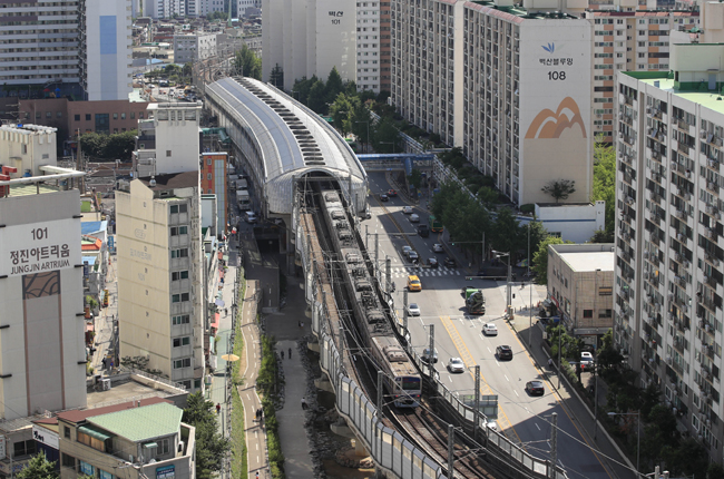지난 2020년 6월 11일 서울 노원구 서울지하철 4호선 상계역 부근에 열차가 정차해 있다. 같은 날 서울 노원구 창동차량기지로 입고 중이던 회송 열차와 승강장에 있던 전동차가 충돌한 사고로 노원역에서 당고개역까지 상행선 구간 열차 운행이 중단됐다. 뉴시스
