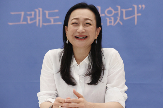 8일 열린 방한 기자 간담회에서 환하게 웃고 있는 이민진 작가. 연합뉴스.