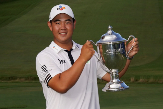김주형이 8일 오전(한국시간) 미국 노스캐롤라이나주 그린즈버러의 세지필드컨트리클럽(파70)에서 끝난 PGA투어 윈덤챔피언십에서 우승한 뒤 트로피를 들고 환하게 웃으며 기념 촬영을 하고 있다. AP뉴시스