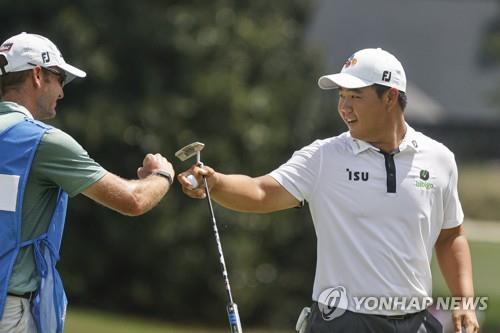 8번 홀에서 버디를 기록한 뒤 캐디와 주먹 인사를 나누는 김주형[USA TODAY Sports=김주형]