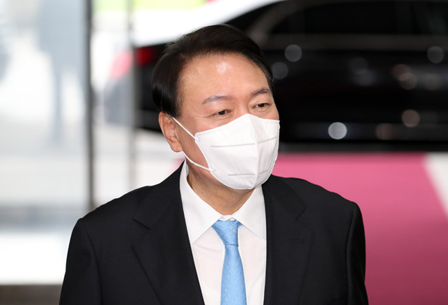 윤석열 대통령이 8일 오전 서울 용산 대통령실 청사 출근길에 취재진 질문에 답하고 있다. 연합뉴스